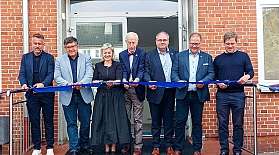 Das RDC-Management schneidet zur Eröffnung des RDC-Campus das blaue Band durch.