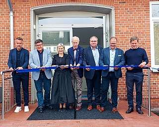 Das RDC-Management schneidet zur Eröffnung des RDC-Campus das blaue Band durch.