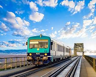 Ein Zug im NAH.SH Design fährt über die Rendsburger Hochbrücke.