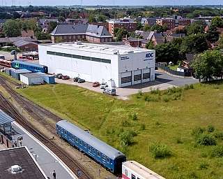 Luftaufnahme der Werkstatt in Niebüll mit der Eisenbahninfrastruktur in Richtung Dagebüll Mole.