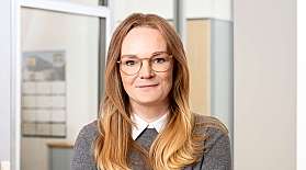 Portraitfoto von Kathleen Stöckel in einem Büro