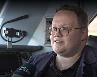 Screenshot aus einem Beitrag des SWR, auf dem ein Lokführer in einer Lok interviewt wird.