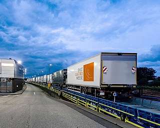 Der blaue AUTOZUG Sylt ist offizieller Mobilitätspartner der Sylt Gastro Messe