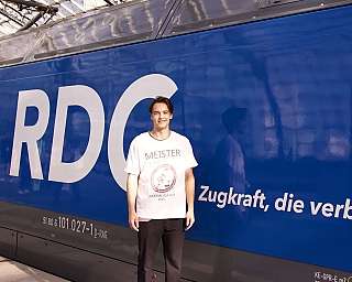 Oliver Noack vom Eishockey Club FASS Berlin steht vor einer RDC-Lok.