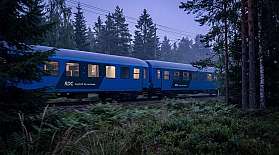 Der RDC EuroNight fährt bei Dämmerung durch einen Wald.