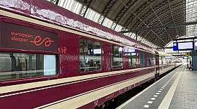 Ein Nachtzug von European Sleeper steht abfahrbereit im Bahnhof.