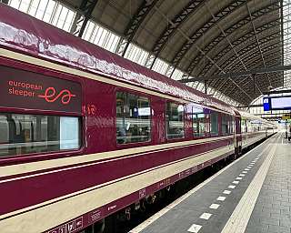 Ein Nachtzug von European Sleeper steht abfahrbereit im Bahnhof.