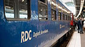 Der RDC EuroNight steht am Bahnhof in Stockholm zur Jungfernfahrt bereit.