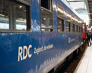 Der RDC EuroNight steht am Bahnhof in Stockholm zur Jungfernfahrt bereit.