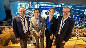 Florian Schuhbäck (Siemens Mobility), Markus Hunkel (CEO RDC Deutschland), Ida Posner (COO RDC) und Steffen Bobsien (Siemens Mobility) stehen auf der InnoTrans für ein Gruppenfoto beisammen.