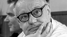 Portraitfoto von Carsten Carstensen in schwarz weiß