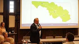 Henrik Wilkening spricht bei er Infoveranstaltung &quot;Teuto im Dialog&quot; im Spexarer Bauernhaus