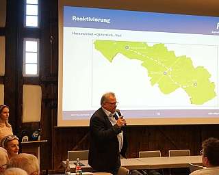 Henrik Wilkening speaks at the information event &quot;Teuto in Dialogue&quot; at the Spexar Farmhouse