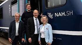 RDC und NAH.SH Geschäftsführung vor einem NEG-Zug