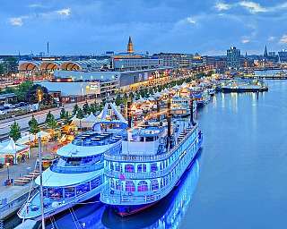 Kieler Hörn during Kiel Week with the train station in the background