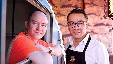 Gegenüberstellung von zwei Personen: Edward und Dennis treffen im TV-Format Seitenwechsel aufeinander und tauchen in die Welt des anderen ein.