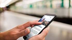 RDC-Website auf dem Handy am Bahnsteig