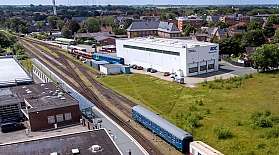 Luftaufnahme der Werkstatt in Niebüll mit der Eisenbahninfrastruktur in Richtung Dagebüll Mole.