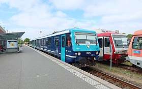 Der RB 65 steht in Niebüll am Bahngleis zur Abfahrt nach Dagebüll Mole bereit.